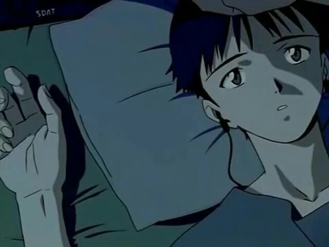 On voit Shinji d’Évangelion allongé dans son lit en train d’écouter de la musique. Cette image est issue de ce site : https://pm1.narvii.com/6098/f46a959dada75b0b176a257d262bc3eb695628f5_hq.jpg