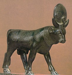 Statue d’Osiris-Apis, taureau vert avec des ailes peintes sur le dos et un auræus entre les cornes.